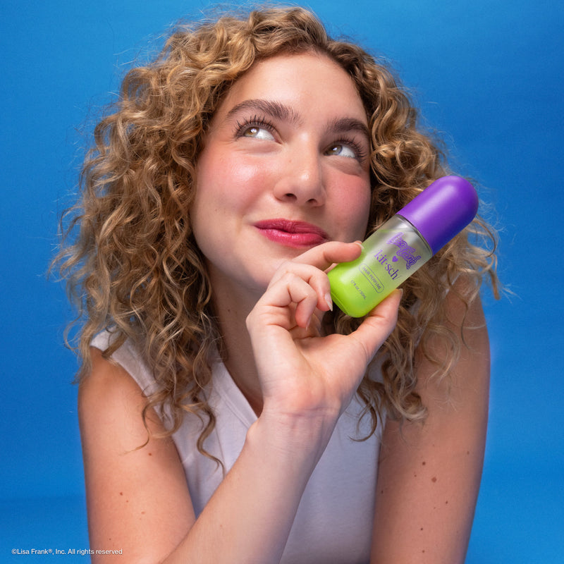 Kitsch X Lisa Frank Cosmic Sundae Hair & Body Perfume Mist, fruitige geurmist voor haar en lichaam, op model