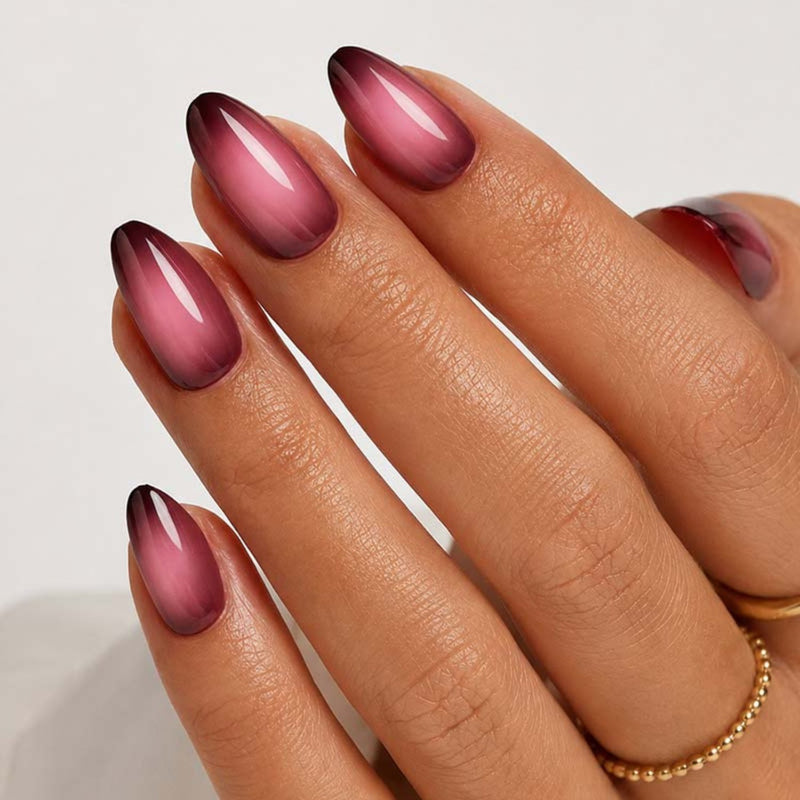 MoYou London Press On Wine Ombre nepnagels met een wine ombre-effect en short almond vorm