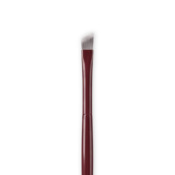 Boozyshop Flawless Precision Angle Eye Brush, gros plan de la tête biseautée du pinceau sur fond blanc