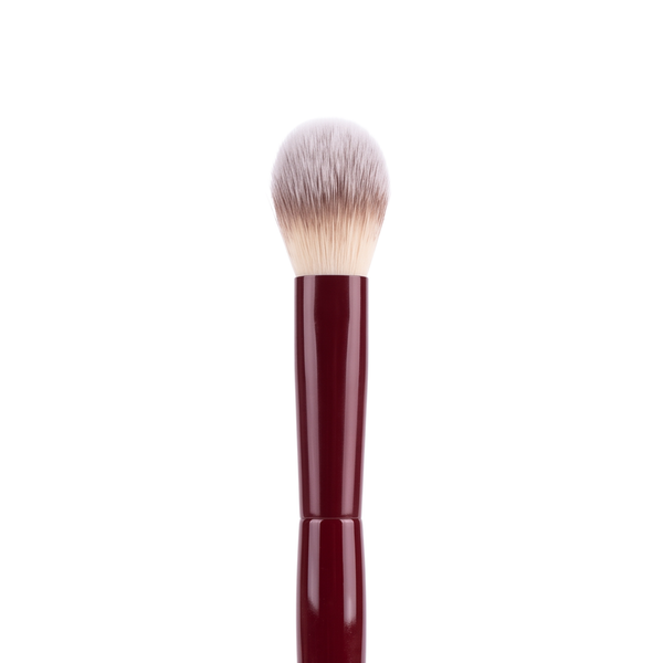 Boozyshop Flawless Precision Powder Brush, gros plan de la tête du pinceau sur fond blanc
