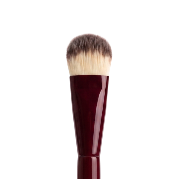 Boozyshop Flawless Small Contoured Foundation Brush, gros plan de la tête du pinceau sur fond blanc