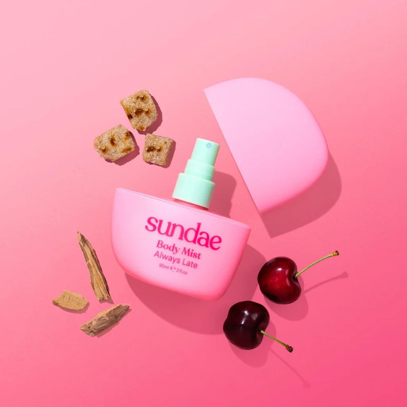 Sundae Body Mist Always Late, body mist met geur van donkere kers, jasmijn en ambroxan