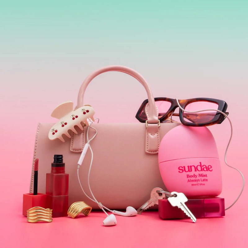 Sundae Body Mist Always Late, body mist met geur van donkere kers, jasmijn en ambroxan