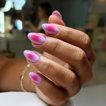 Aura nails van Boozyshop, nagellak en blooming gel voor een zacht kleurverloop