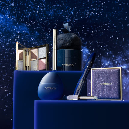 Catrice On The Starpath make-up collectie in blauw-gouden sterrenverpakking: oogschaduwpalette, lipbalsem, mascara en meer tegen een sterrenhemel