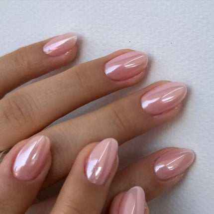 Chrome nails van Boozyshop, chrome poeder en nagellak voor een spiegelende manicure
