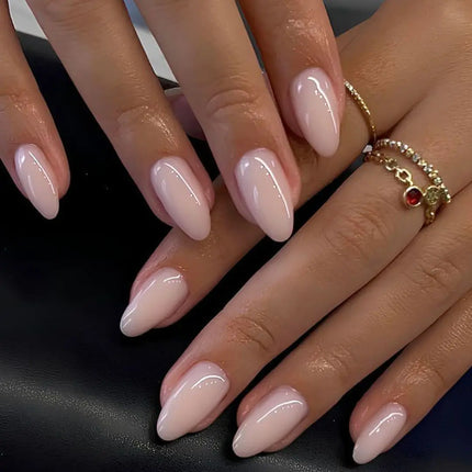 Clean girl nails van Boozyshop, milky en nude nagellak voor een minimal manicure