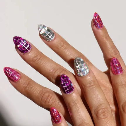 Disco nails van Boozyshop, glitterlak en metallic nagellak met holografisch effect