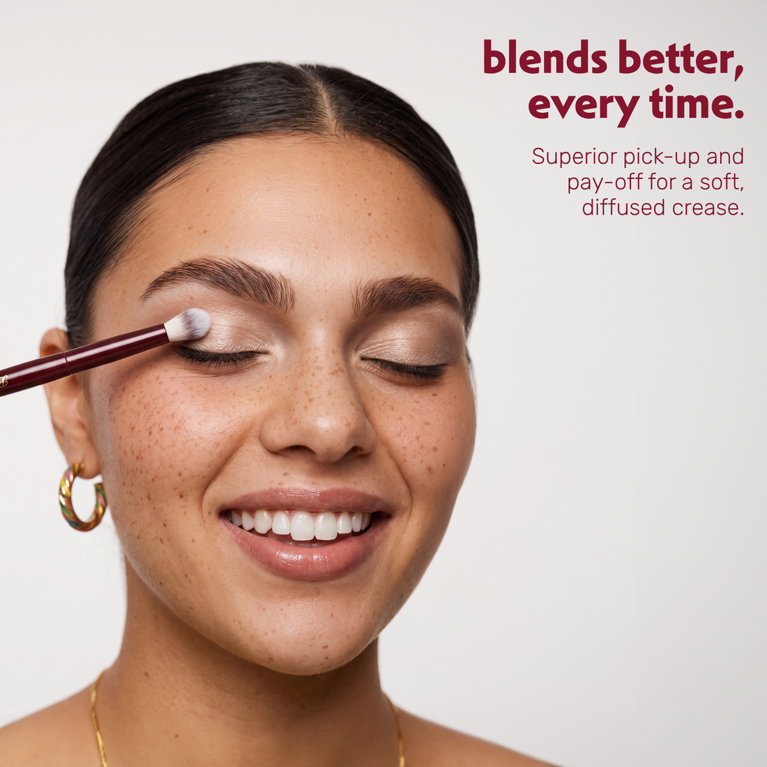 Model blendt oogschaduw in de ooglidplooi met de Boozyshop Flawless Blended Crease Brush