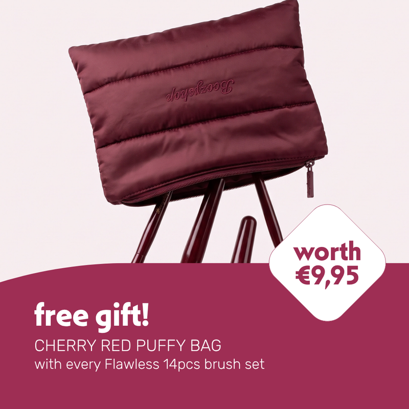 Boozyshop Flawless Brush Set met de Cherry Red Puffy Bag