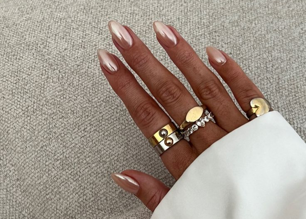 <h2>Chrome Nails</h2>