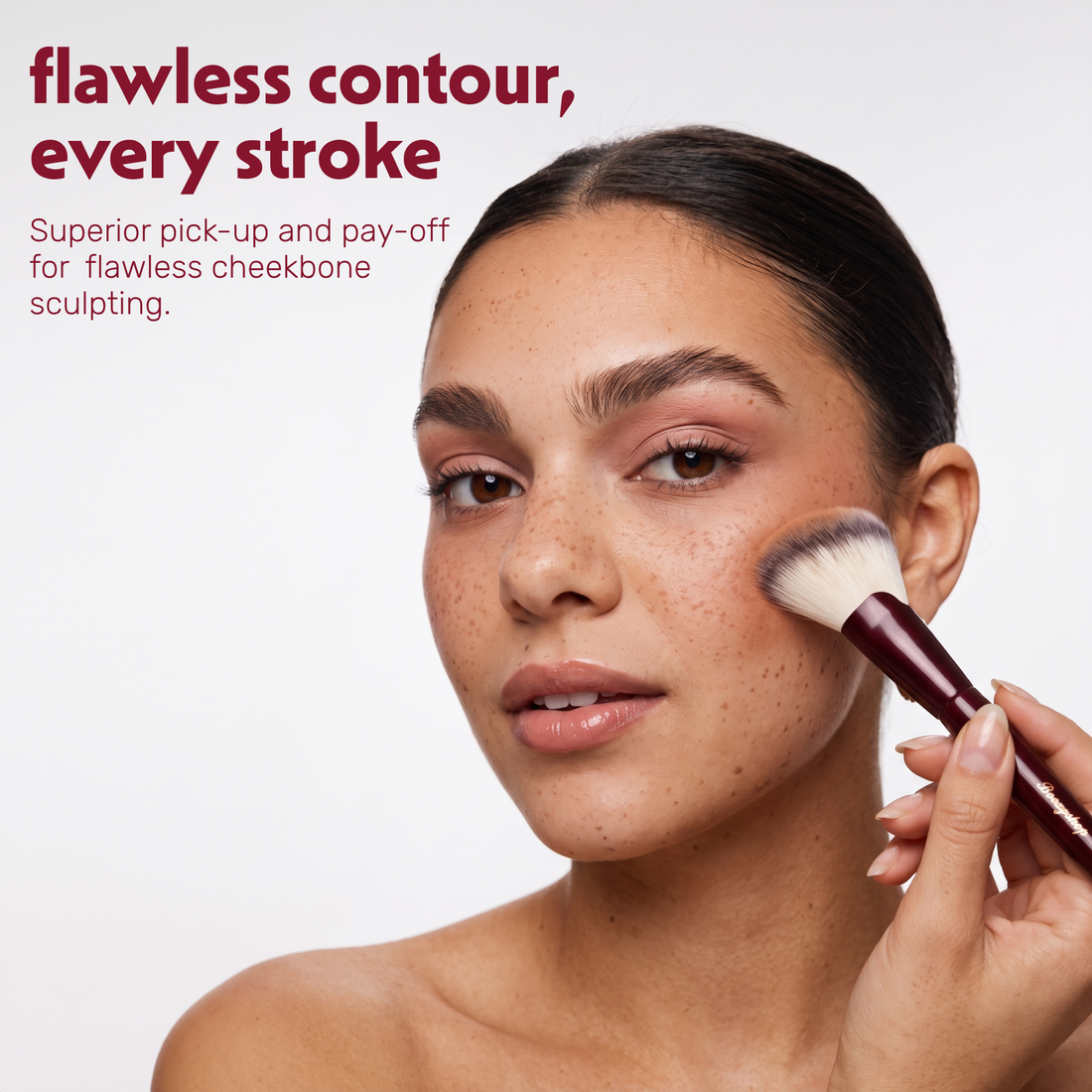 Model brengt poeder aan op het gezicht met de Boozyshop Flawless Angled Powder Brush
