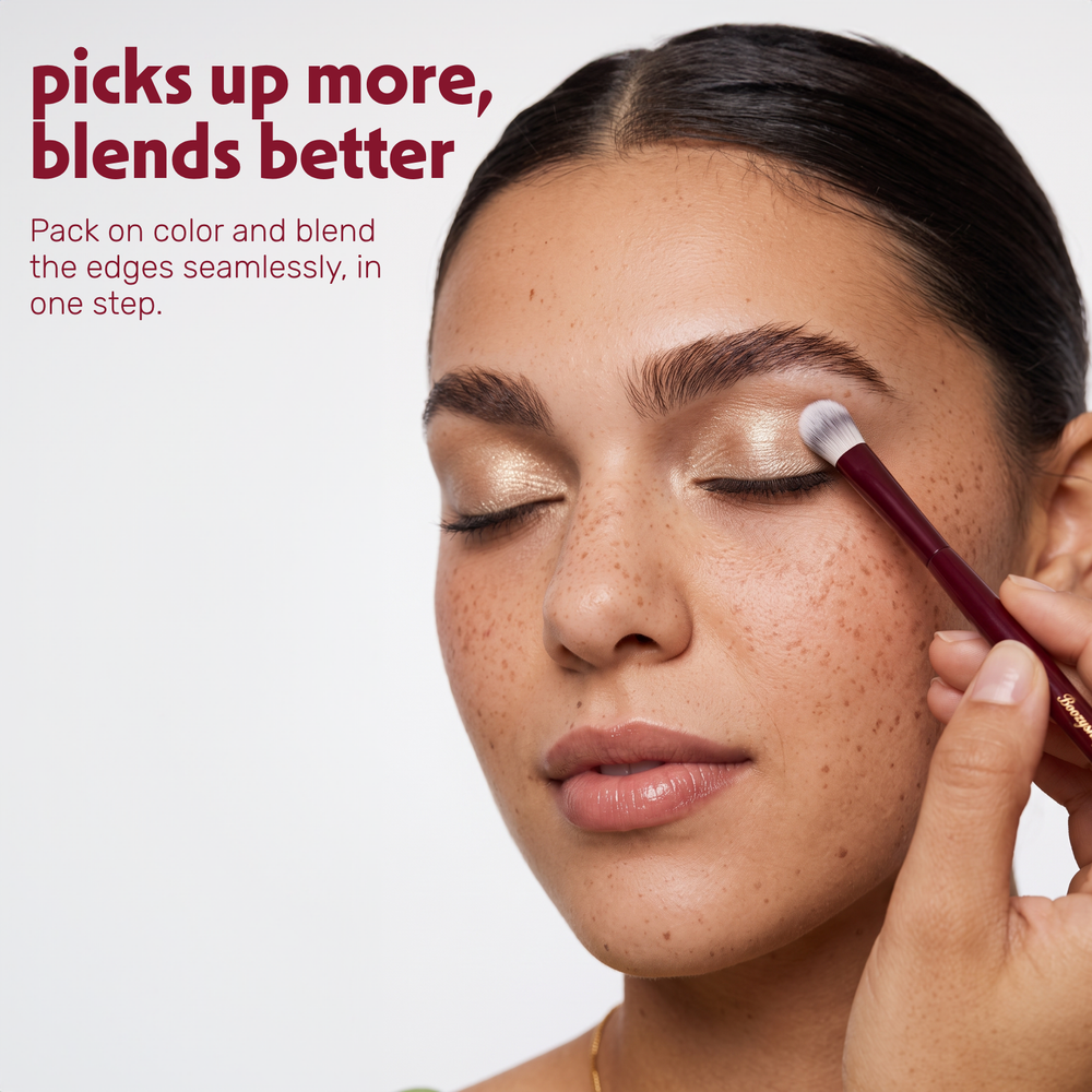 Model blendt oogschaduw op het ooglid met de Boozyshop Flawless Blending Shader Brush