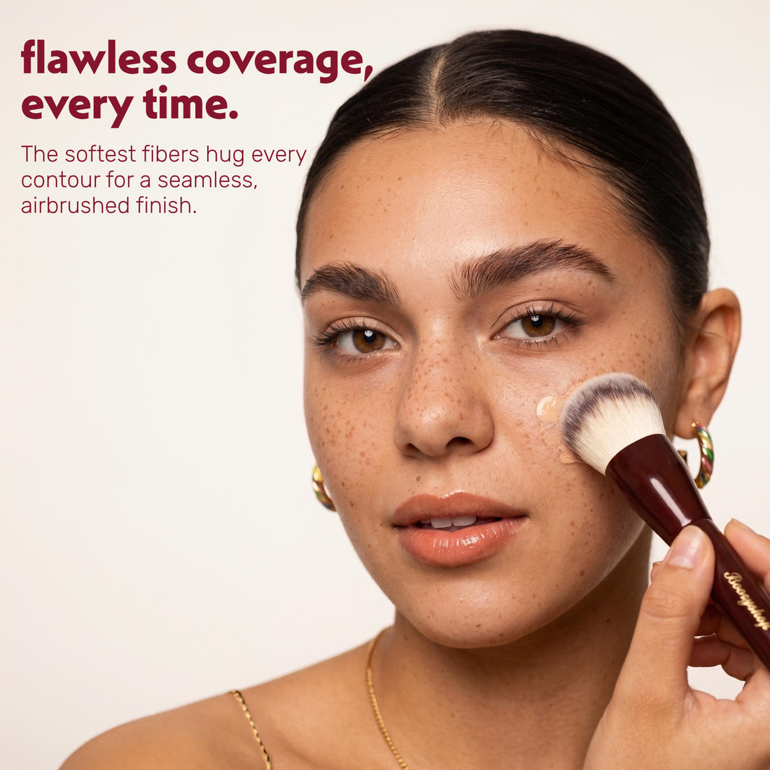 Model brengt foundation aan op het gezicht met de Boozyshop Flawless Contoured Foundation Brush