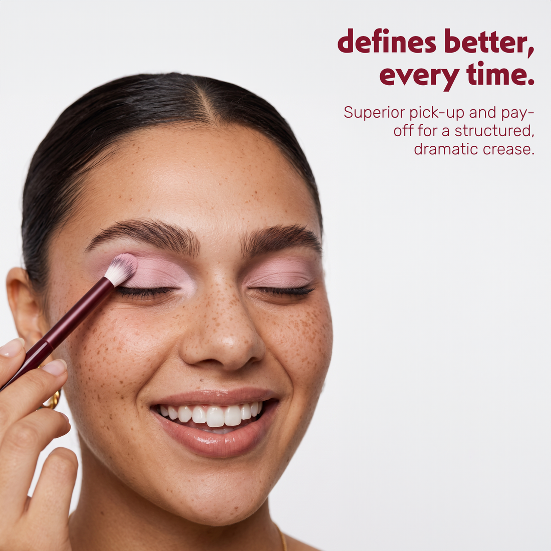 Model brengt oogschaduw aan in de ooglidplooi met de Boozyshop Flawless Defined Crease Brush