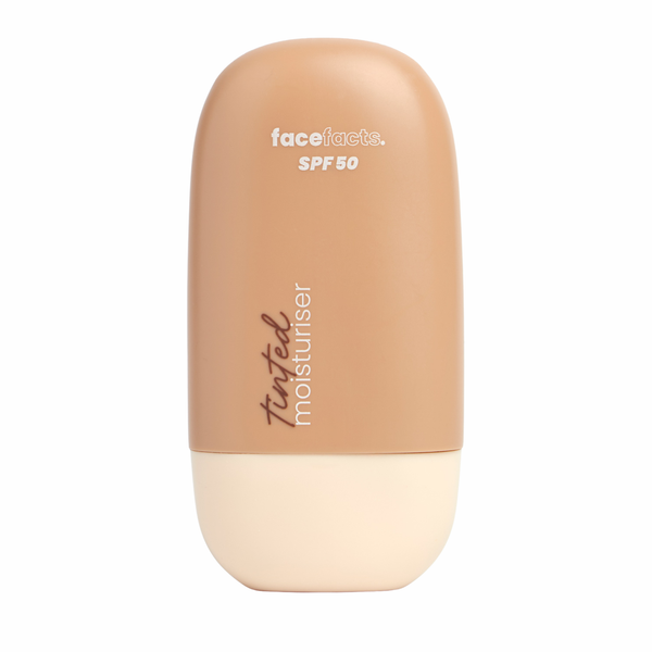 Face Facts SPF 50 Tinted Moisturiser Medium, getinte dagcrème met SPF 50, op model