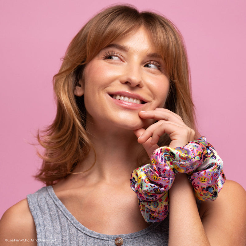 Kitsch X Lisa Frank Satin Scrunchies in Fantastic World, set van twee oversized satijnen scrunchies, op model