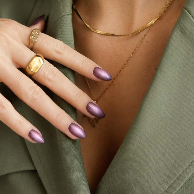 MoYou London Press On Wine Ombre nepnagels met een wine ombre-effect en short almond vorm