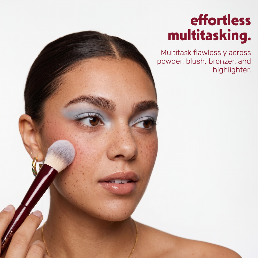 Model brengt make-up aan op het gezicht met de Boozyshop Flawless Multi Face Brush