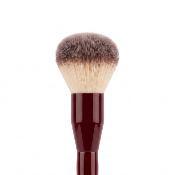 Boozyshop Flawless Powder Brush, gros plan de la tête du pinceau sur fond blanc