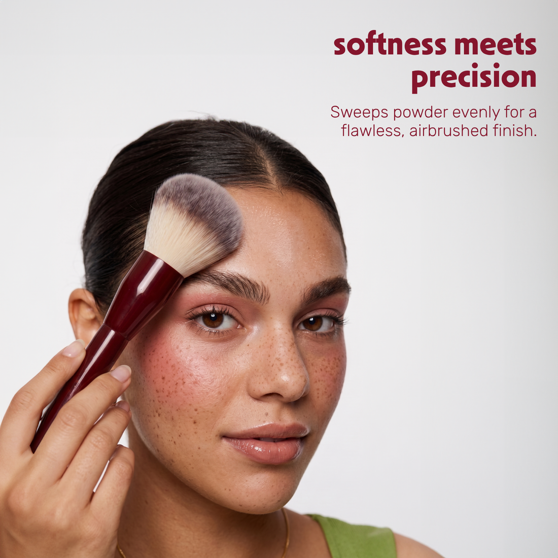 Model brengt poeder aan op het gezicht met de Boozyshop Flawless Powder Brush