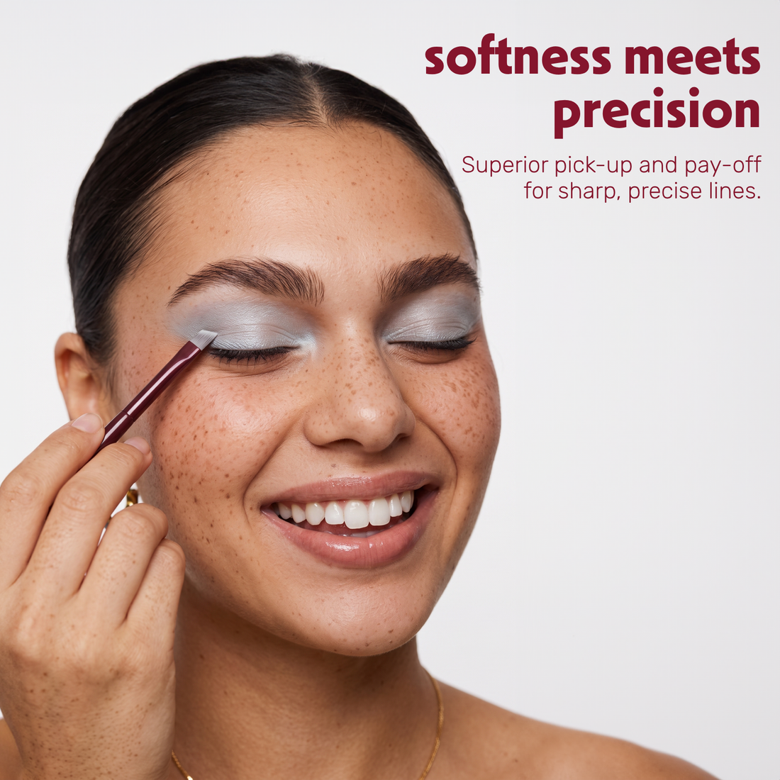 Model brengt oogmake-up aan met de Boozyshop Flawless Precision Angle Eye Brush