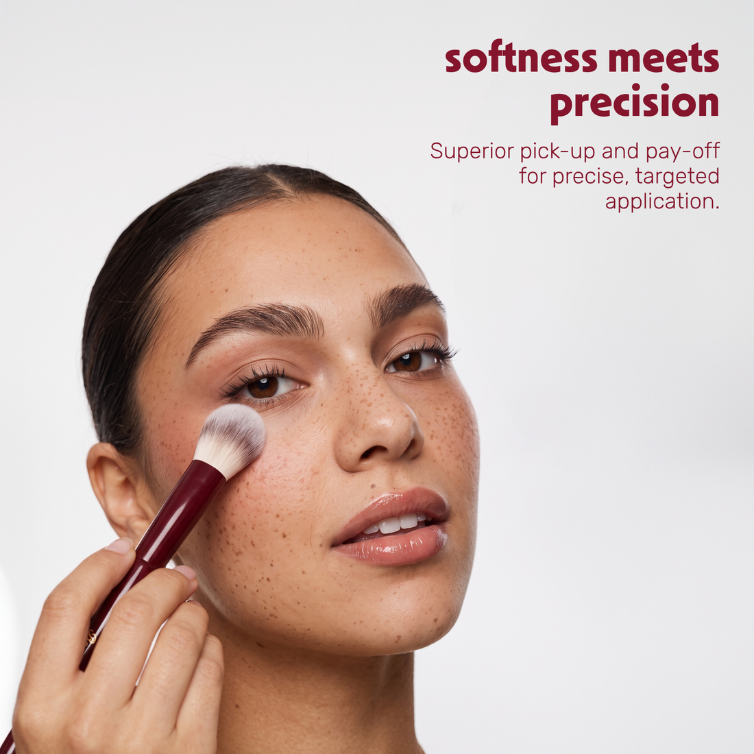 Model brengt poeder aan op het gezicht met de Boozyshop Flawless Precision Powder Brush
