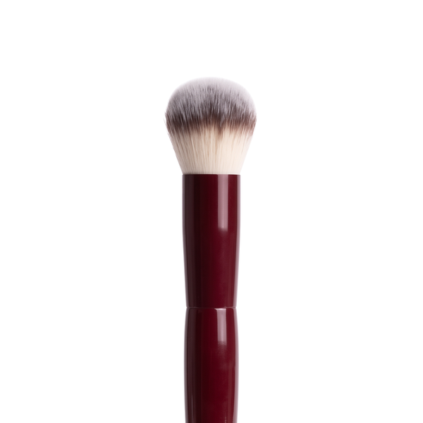 Boozyshop Flawless Round Foundation Brush, gros plan de la tête ronde du pinceau sur fond blanc