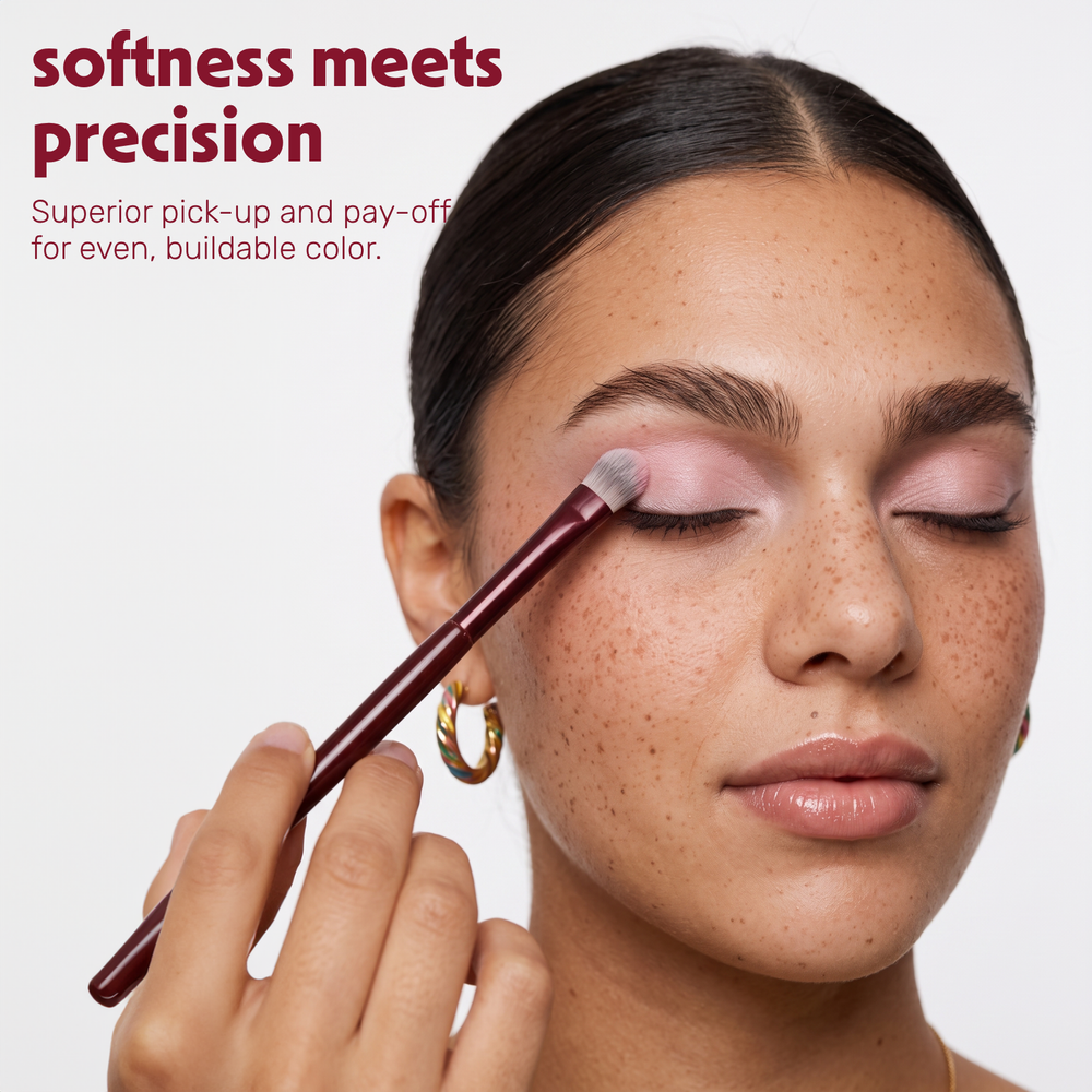 Model brengt oogschaduw aan op het ooglid met de Boozyshop Flawless Shader Brush