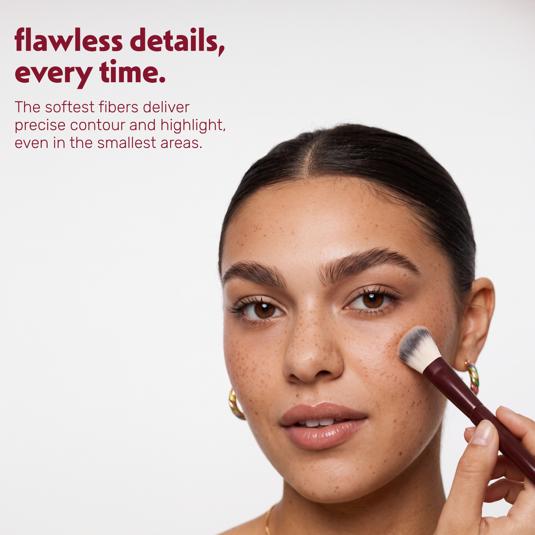 Model brengt contour aan op de wang met de Boozyshop Flawless Small Angle Face Brush