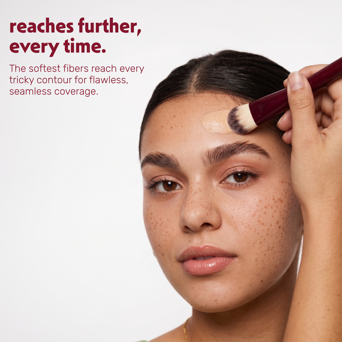 Model brengt foundation aan op het gezicht met de Boozyshop Flawless Small Contoured Foundation Brush