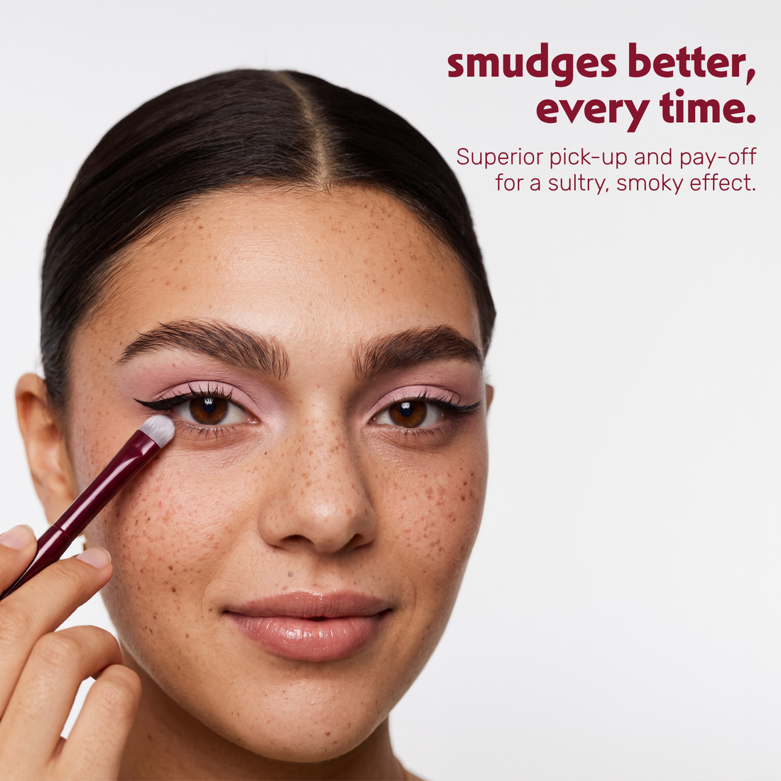 Model vervaagt oogschaduw langs de wimperrand met de Boozyshop Flawless Smudge Brush