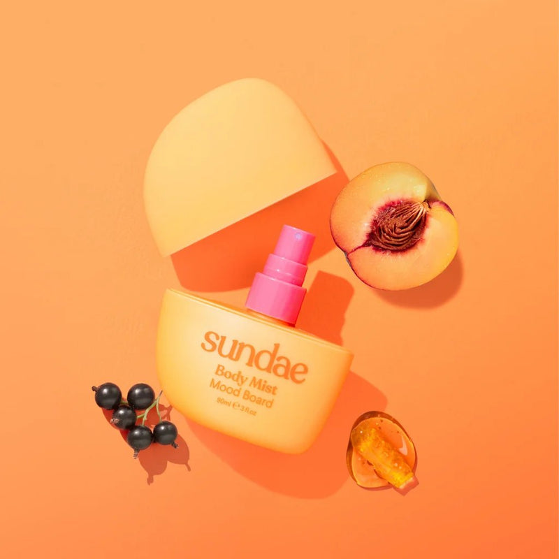 Sundae Body Mist Moodboard, fruitige en flirty body mist met zwarte bes, perzik en amber.
