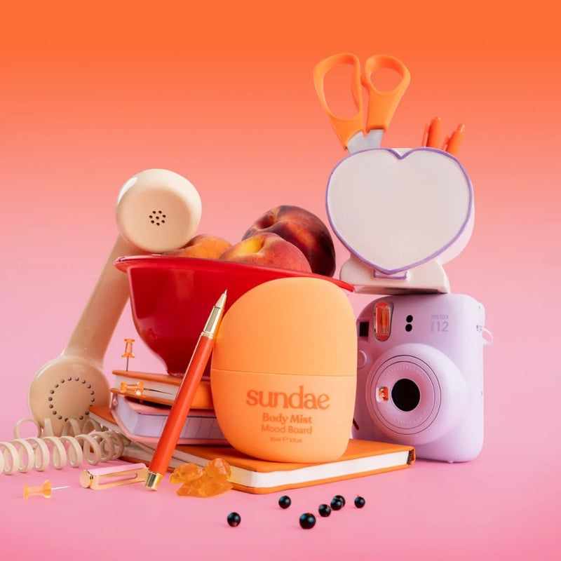 Sundae Body Mist Moodboard, fruitige en flirty body mist met zwarte bes, perzik en amber.