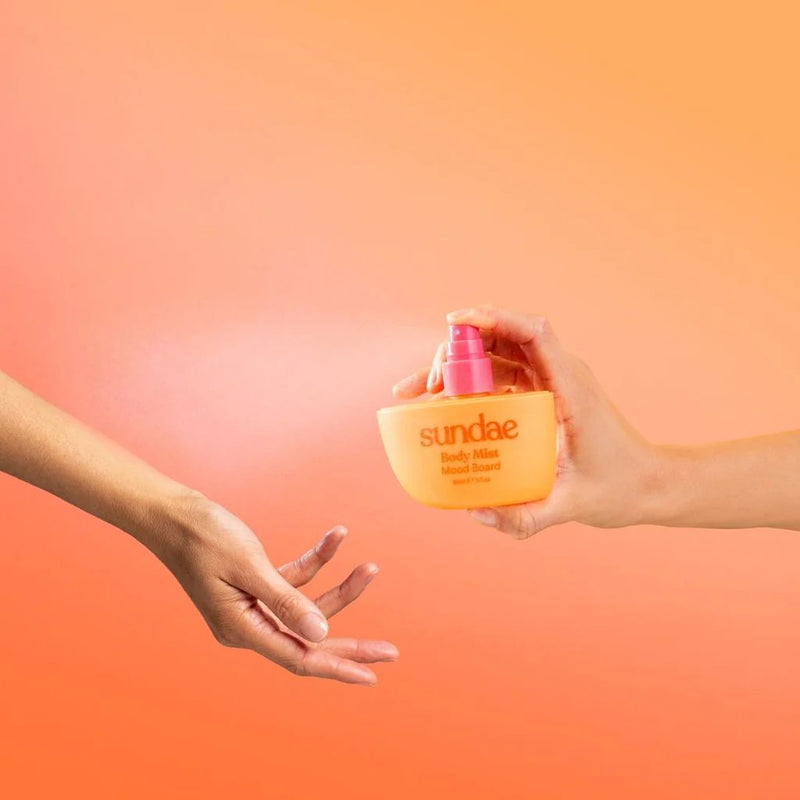 Sundae Body Mist Moodboard, fruitige en flirty body mist met zwarte bes, perzik en amber.
