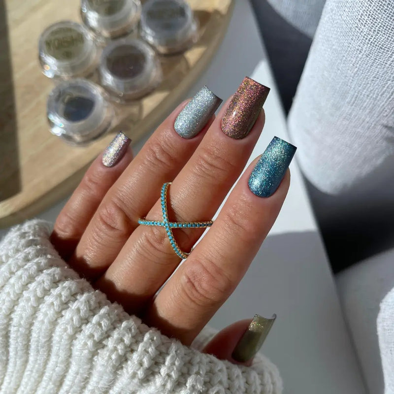 Yoshi Cat Eye Dust 2, nagelpoeder voor een magnetische Cat Eye of holografische finish, foto 3 van 7